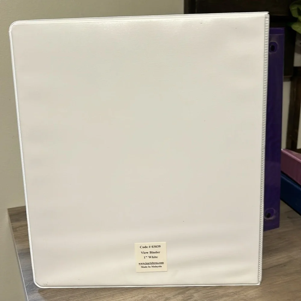 PRE OWNED 6 VARIOUS SIZES OF BINDERS WITH 70 SHEET PROTECTORS
